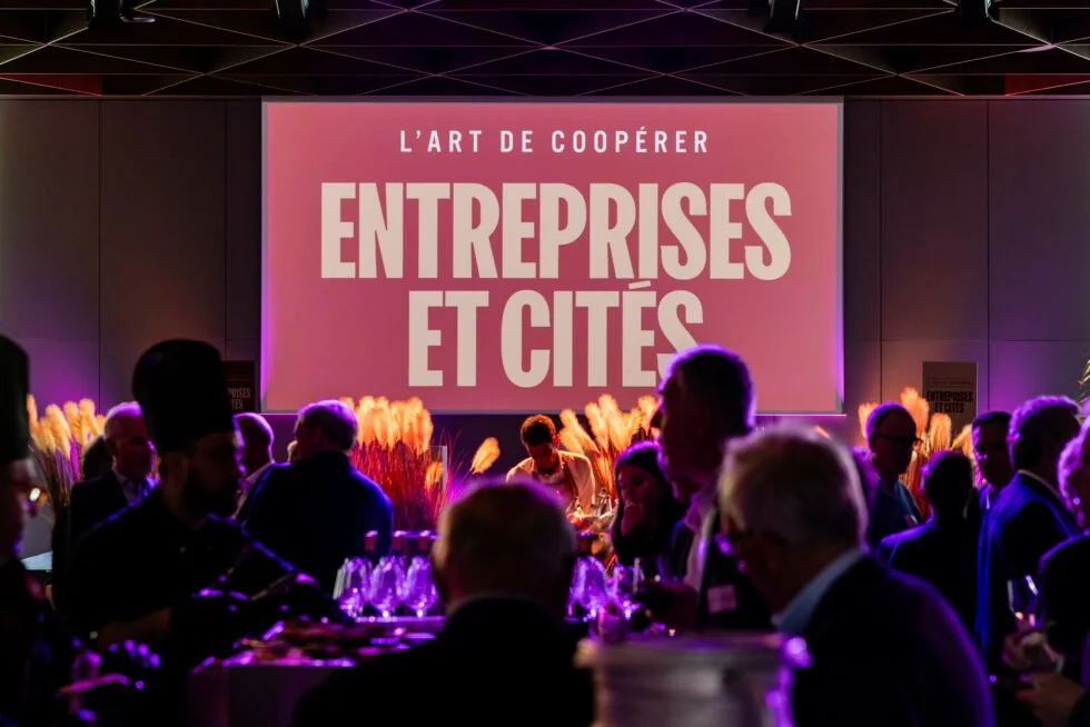 Cocktail d’entreprise sous les lumières violettes d’une salle de la Cité des Échanges