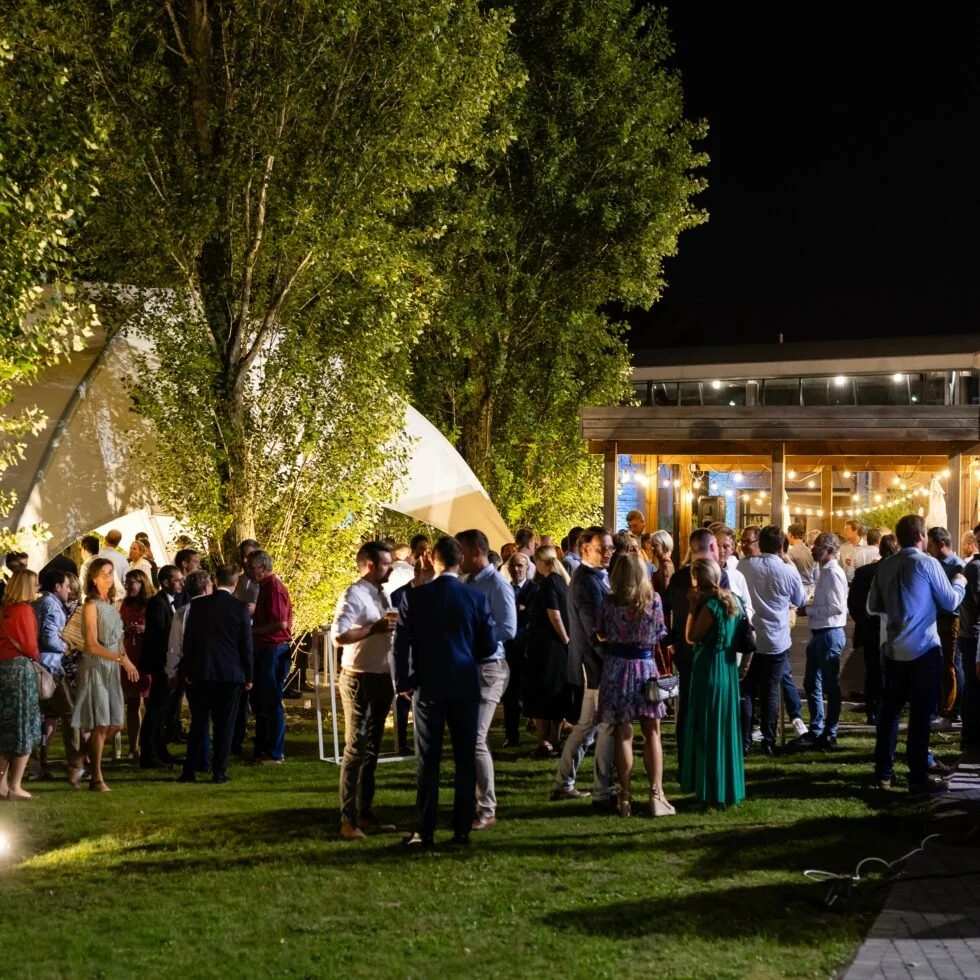 Garden party de nuit sur la pelouse du parc de la Cité des Échanges, à Marcq-en-Barœul