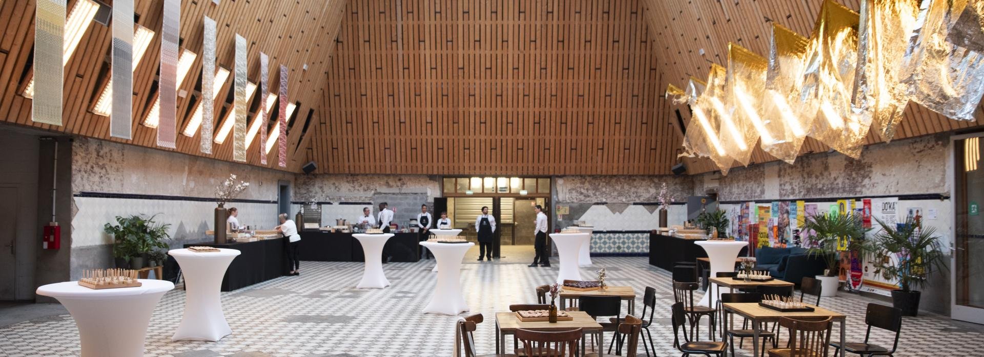 Halle de La Condition Publique dressée pour un cocktail d’entreprise, mange-debout et sol en damier