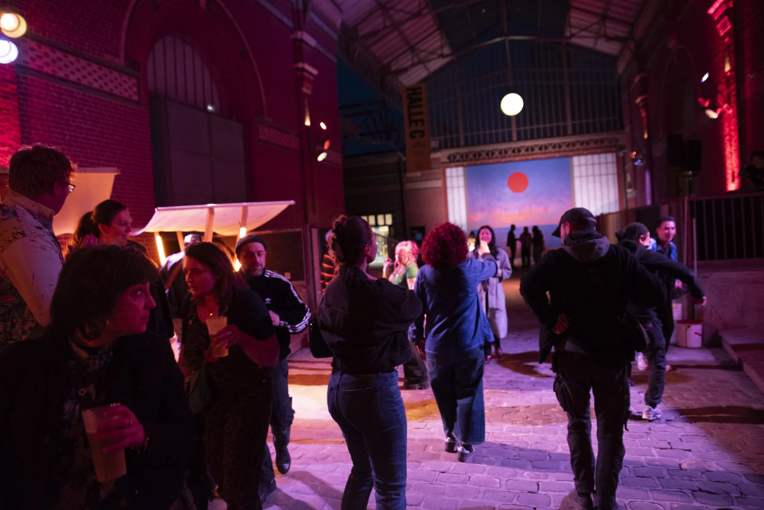 Soirée dans la rue couverte de La Condition Publique, éclairée de rose et de violet