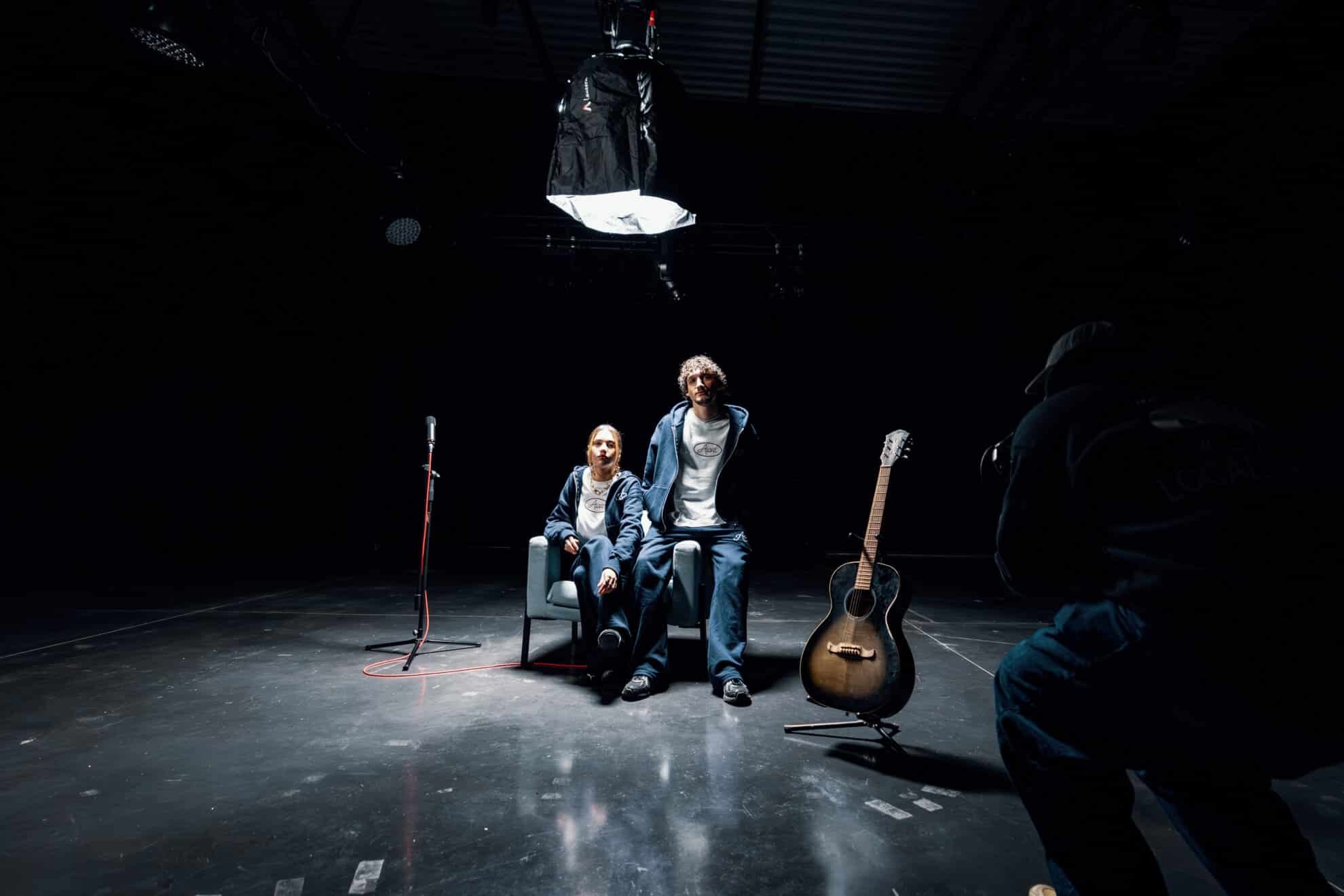 Tournage sur le plateau noir du Flex, studio audiovisuel de Cysoing