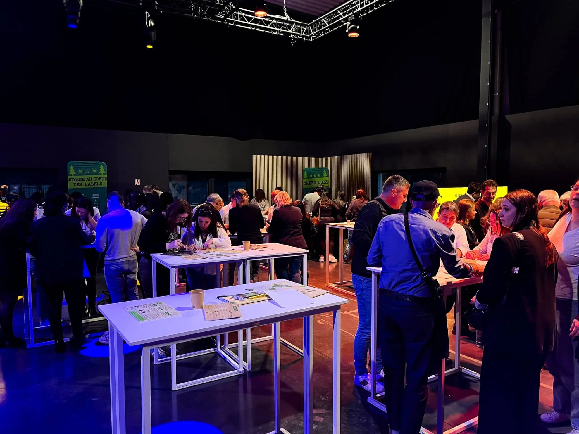 Événement d’entreprise sur le plateau du Flex, invités autour de mange-debout