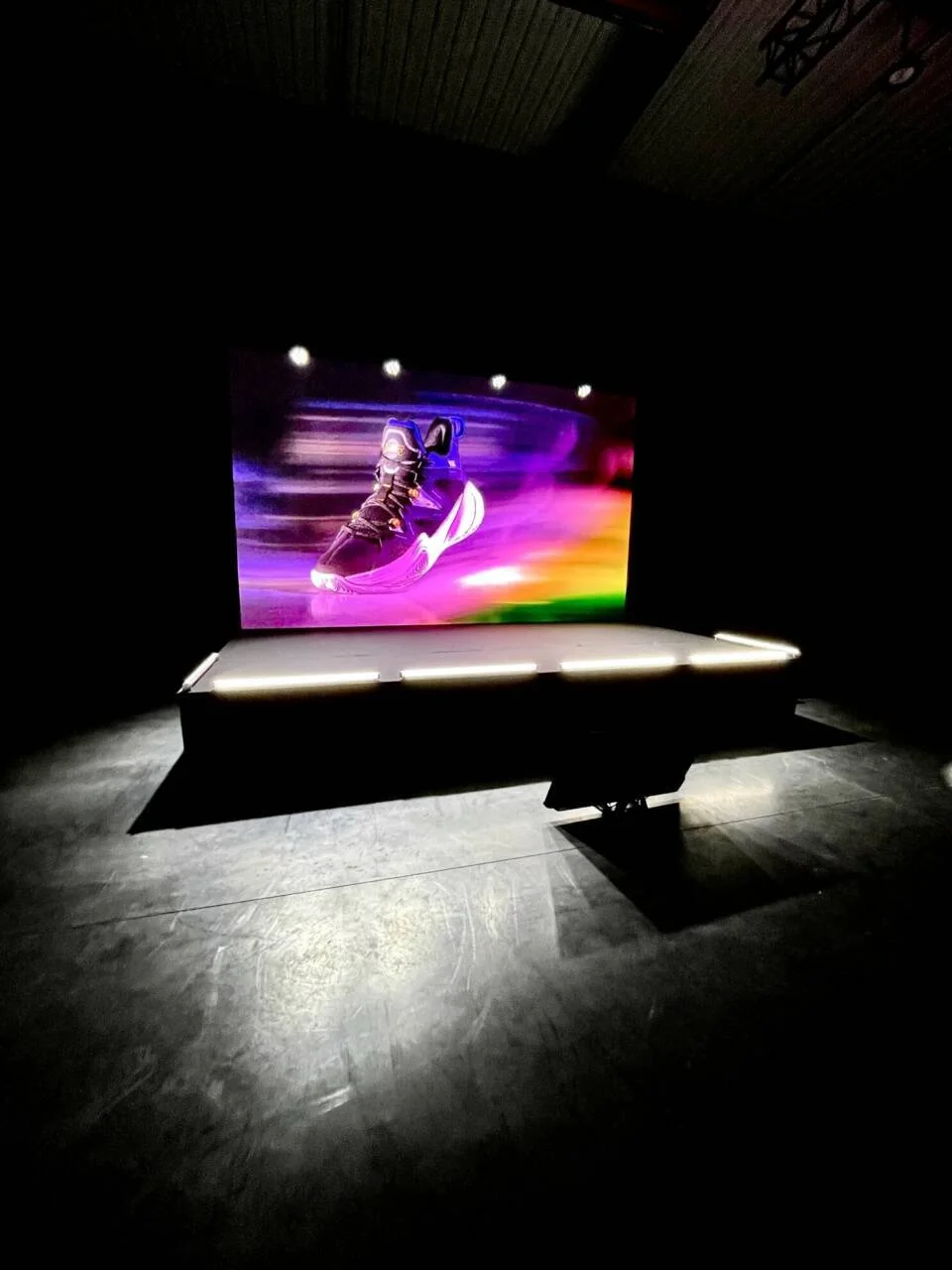 Scène et écran LED géant sur le plateau noir du Flex à Cysoing