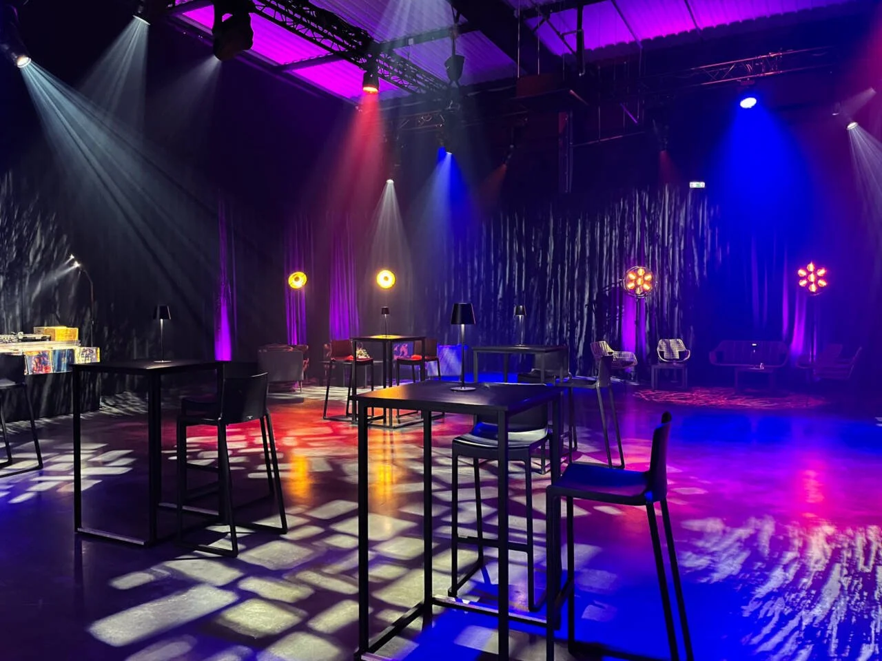 Le plateau du Flex en configuration soirée, mange-debout et jeux de lumières