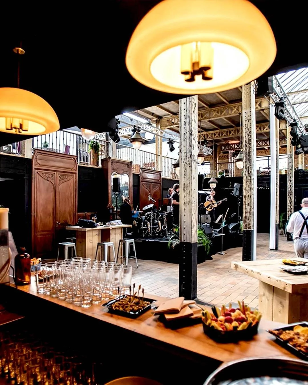 Bar à cocktail et scène sous la verrière de Matériaux Authentiques à Tourcoing