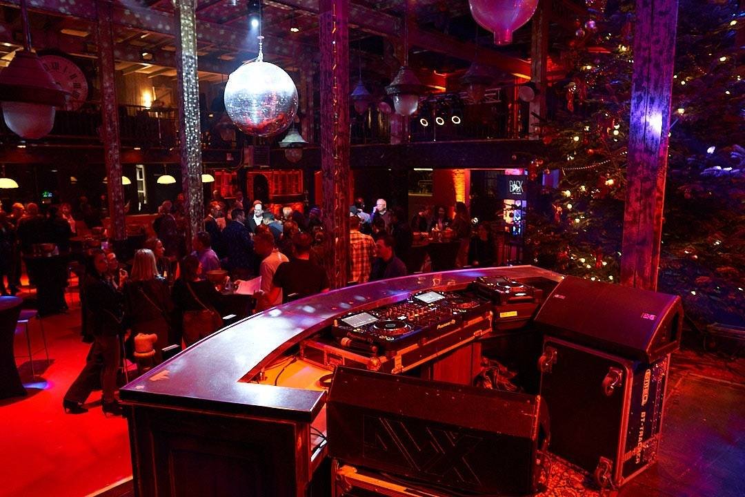 Cabine DJ et piste de danse dans le showroom de Matériaux Authentiques