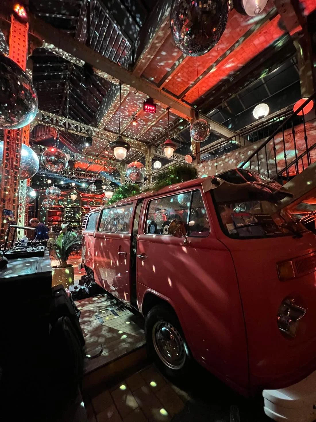 Combi vintage rose sous les boules à facettes, dans le showroom de Matériaux Authentiques