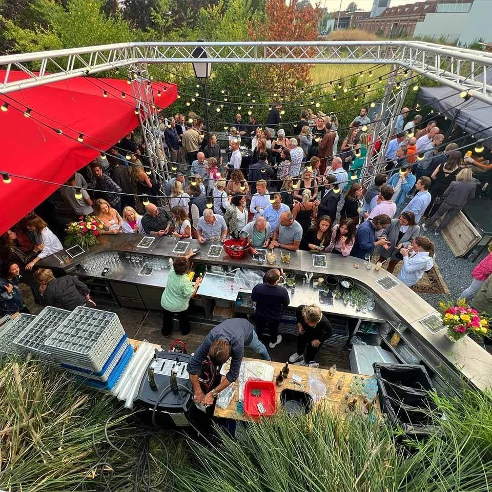 Soirée en terrasse autour du bar extérieur de Matériaux Authentiques