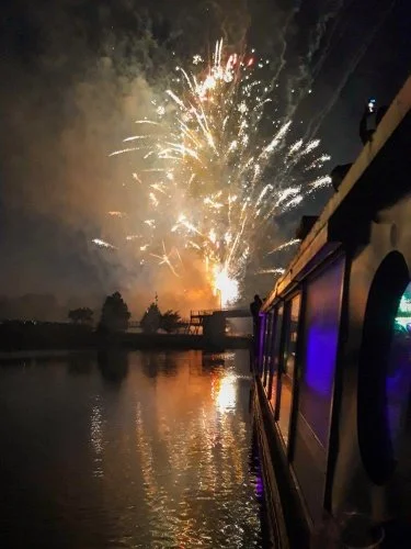 Feu d’artifice vu depuis la péniche L’Eldorado