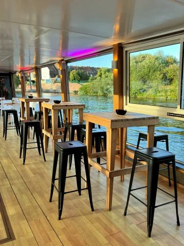 Salle vitrée de L’Eldorado avec mange-debout face à la Deûle