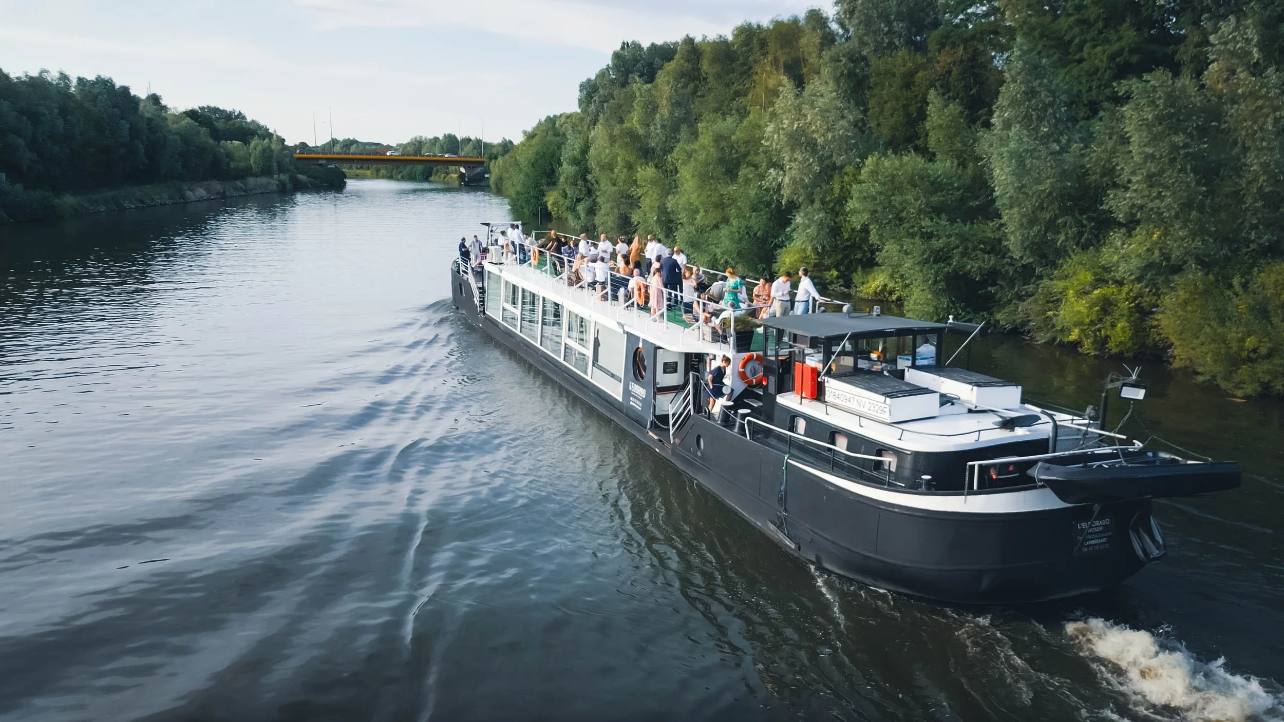 La péniche L’Eldorado en croisière sur la Deûle, ses invités sur le pont.
