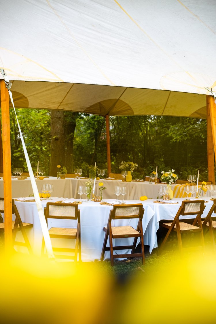 Scénographie Yellow de La Gourmandine : tables dressées sous une tente dans un jardin, touches de jaune