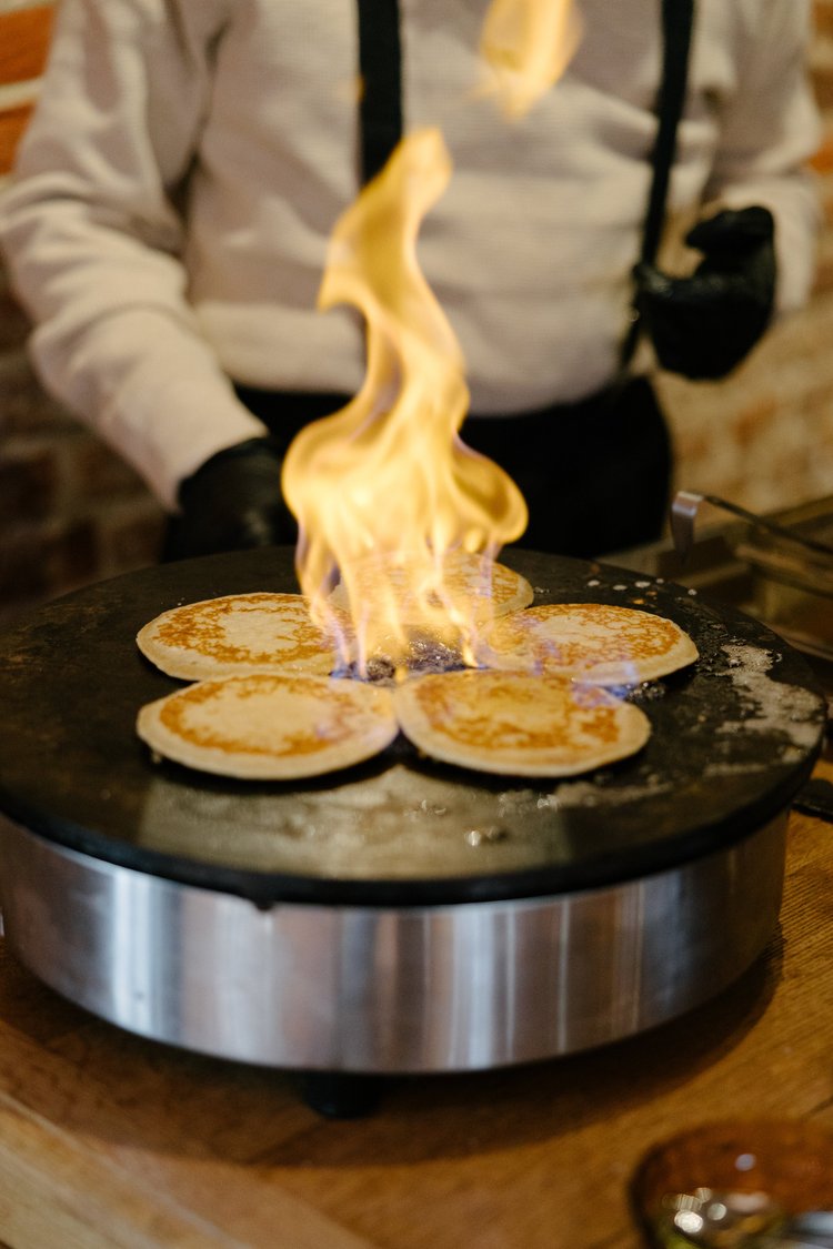 Les Vœux 2026 de La Gourmandine : crêpes flambées devant les invités