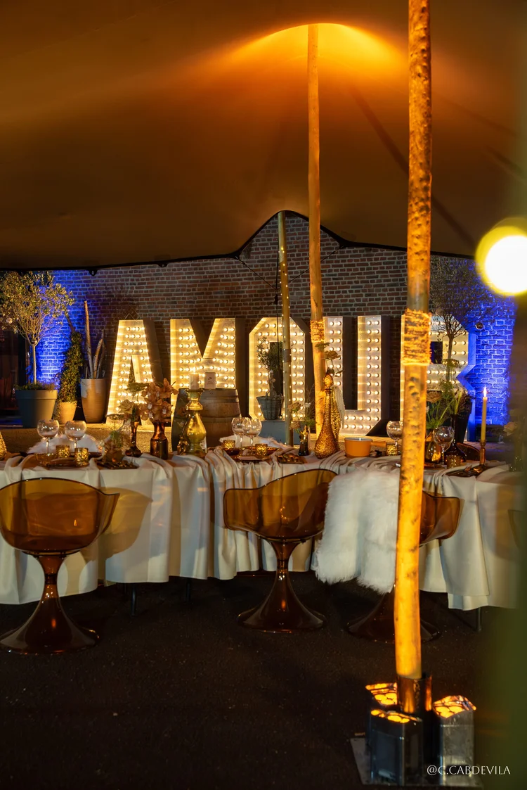Destination Amour 2026 : lettres lumineuses AMOUR et table dressée sous une tente