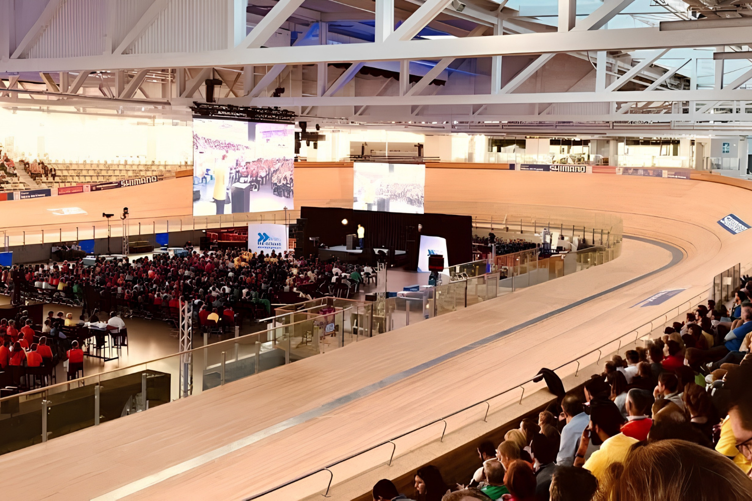 Conférence d’entreprise sur la piste du Stab, le vélodrome couvert de Roubaix