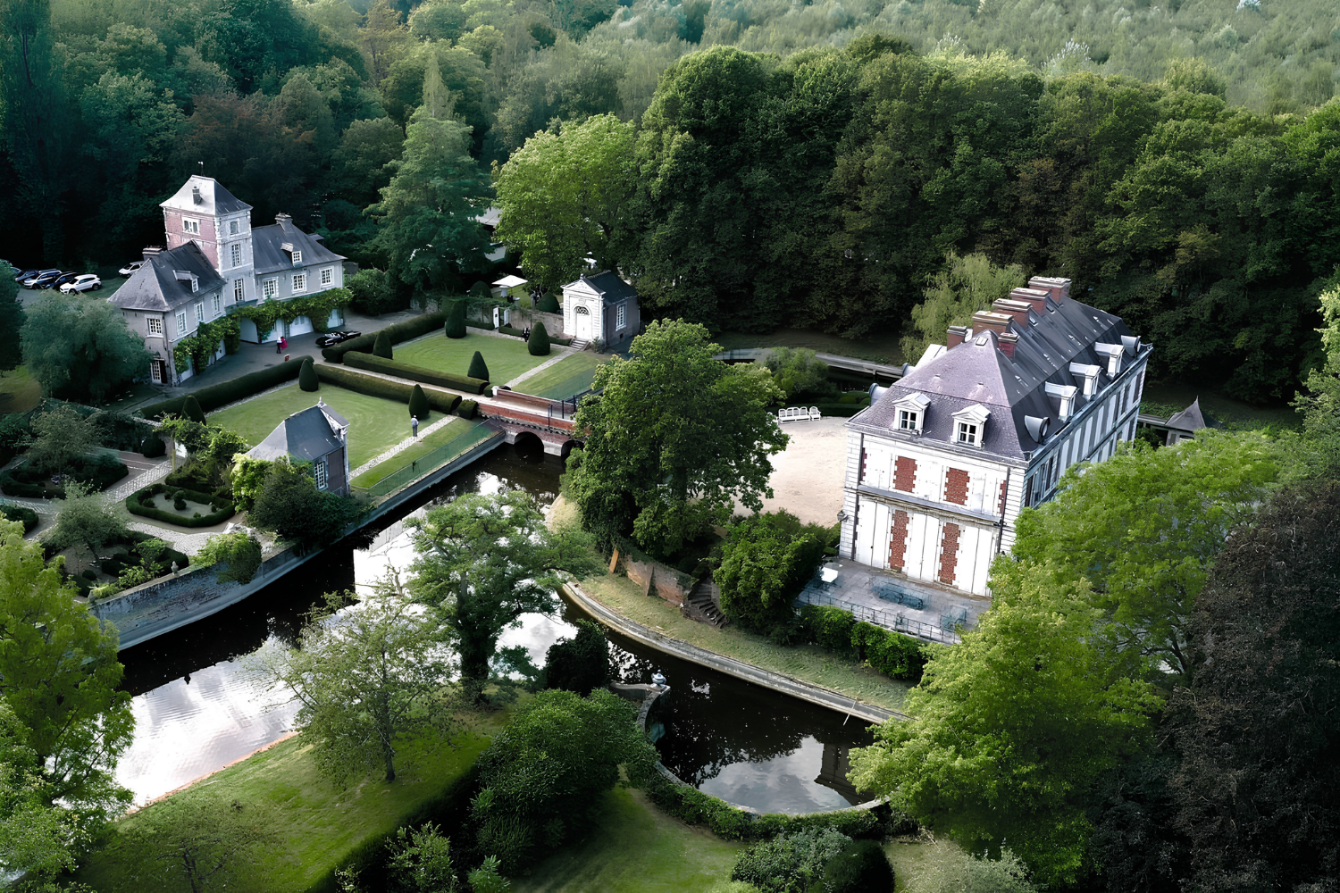 Vue aérienne du Château du Vert-Bois à Bondues, ses douves et ses jardins à la française