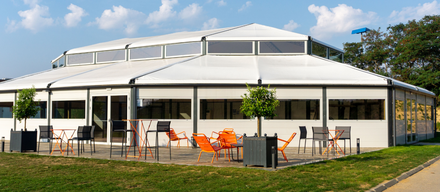L’Orangerie du Mercure à Lesquin, salle de verre et de métal ouverte sur les jardins, lieu de réception de La Gourmandine Traiteur