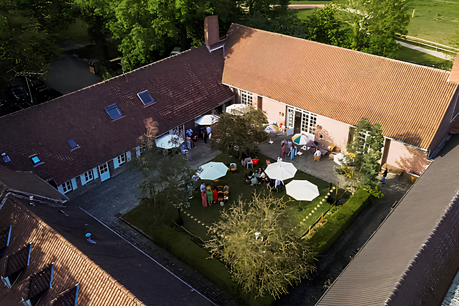 Cour intérieure du Domaine d’Achelles à Bondues, dressée avec parasols pour un cocktail
