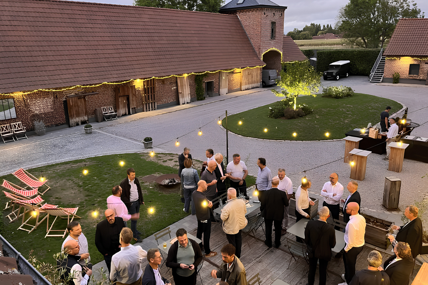 Cocktail en soirée dans la cour pavée de la Cense de la Vigne à Wambrechies