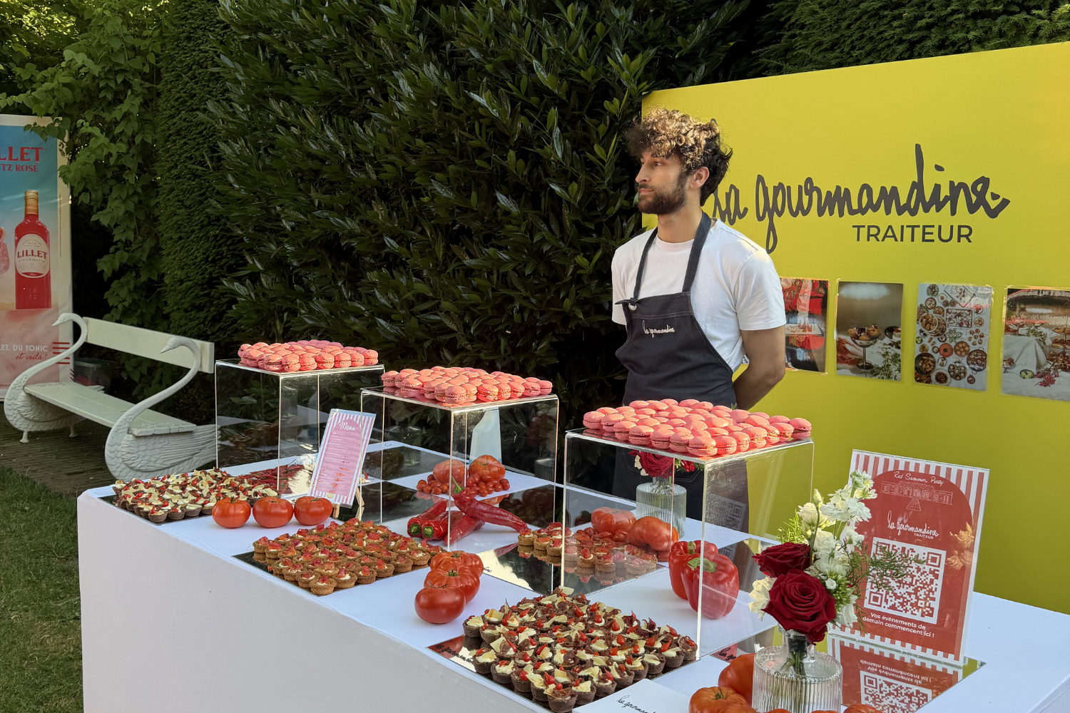 Buffet de pâtisseries et stand La Gourmandine Traiteur lors d’un événement d’entreprise