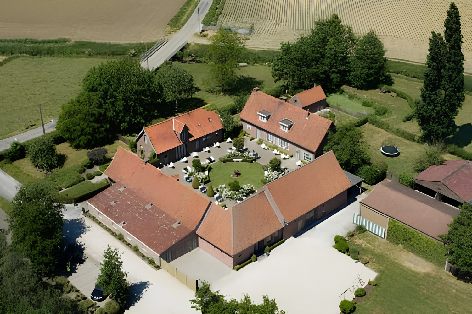 Vue aérienne de la ferme carrée du Domaine de Ronceval à Dottignies, en Belgique