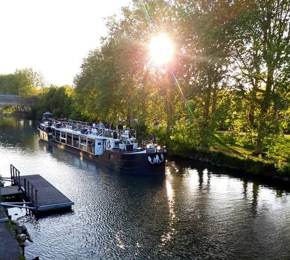 Péniche El Dorado à quai à Lambersart au coucher du soleil