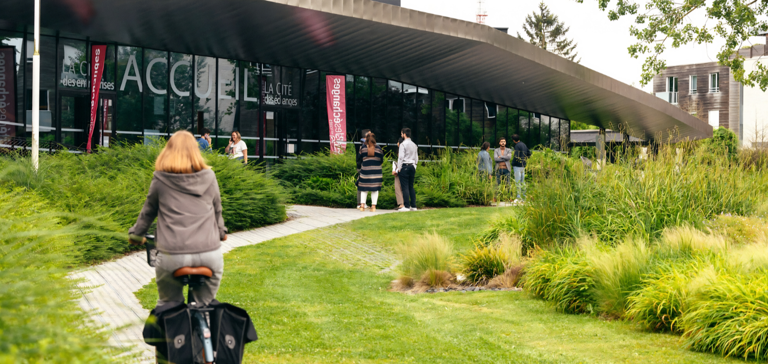La Cité des Échanges à Marcq-en-Barœul, centre de congrès entouré d’un parc de 7 hectares