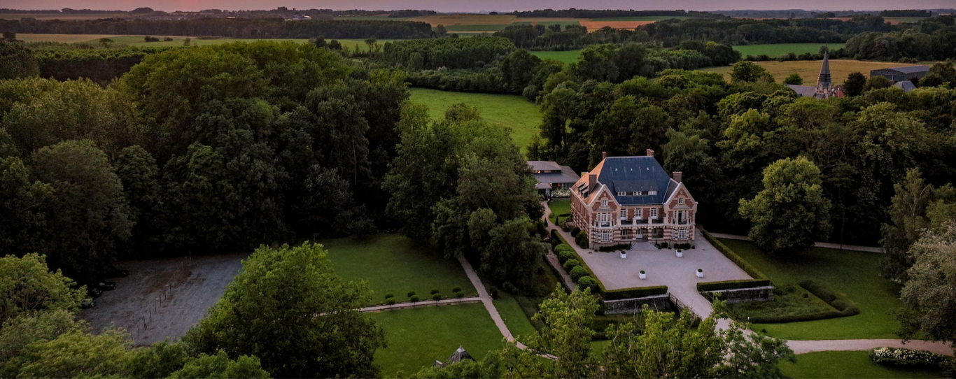 Vue aérienne du Clos Barthélémy et de son parc, lieu de réception de La Gourmandine Traiteur dans le Pas-de-Calais