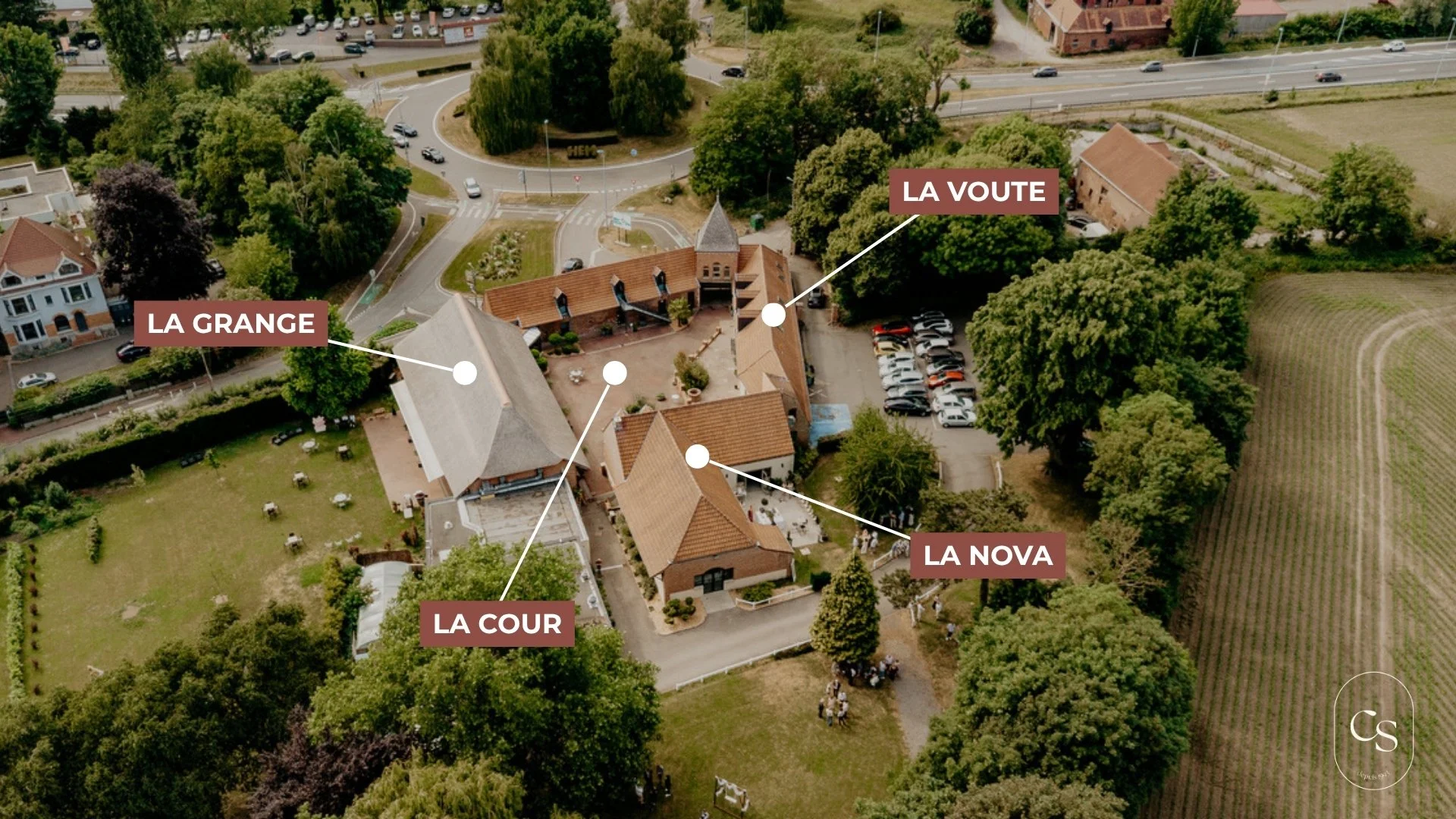 Vue aérienne du Clos de la Source à Hem avec la Grange, la Nova, la Voûte et la Cour