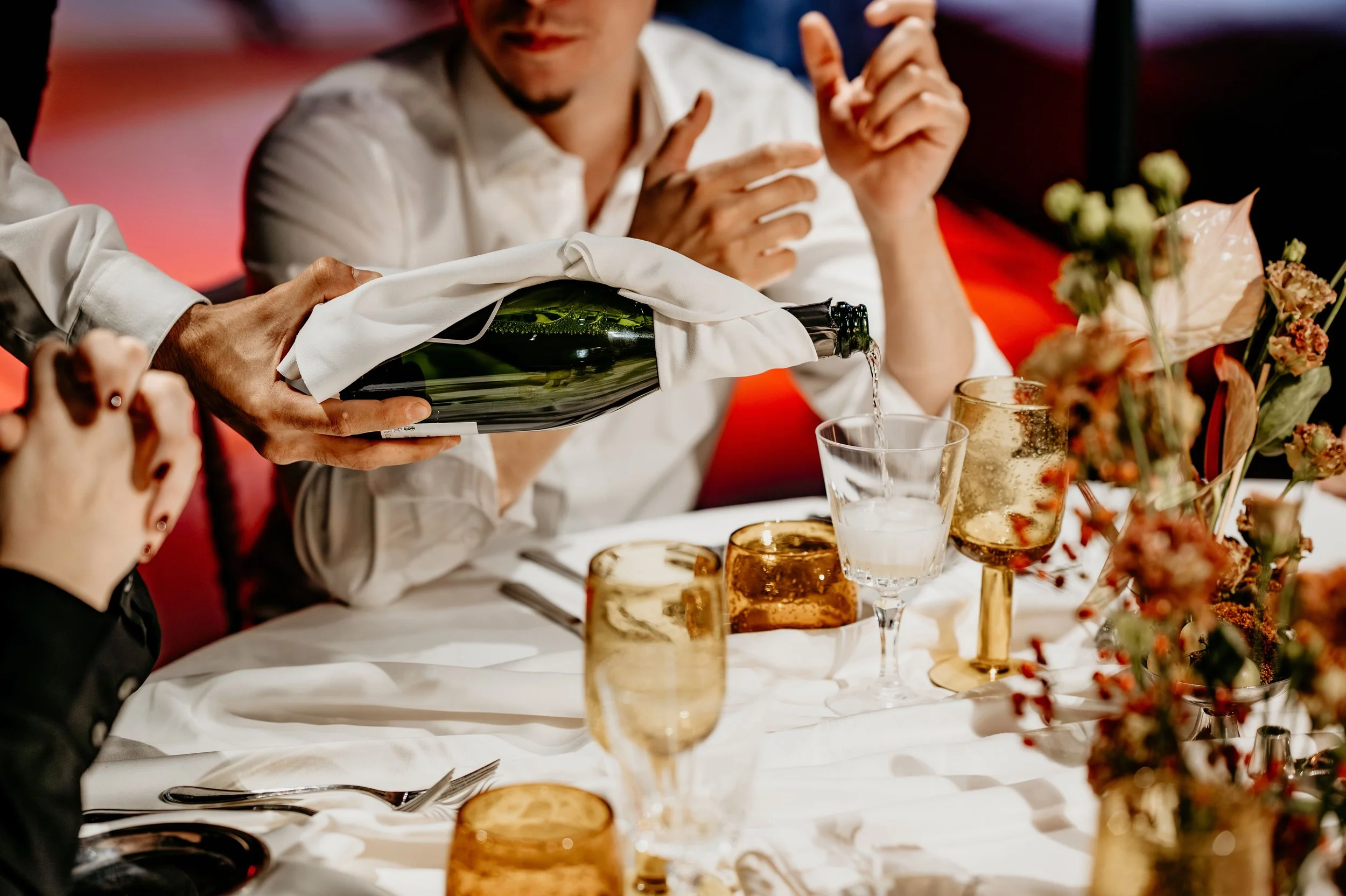 Service du champagne à table lors d'une réception privée