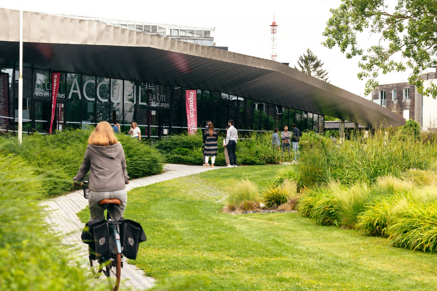 Entrée et jardins de la Cité des Échanges à Marcq-en-Barœul, lieu de séminaire et d’événement d’entreprise