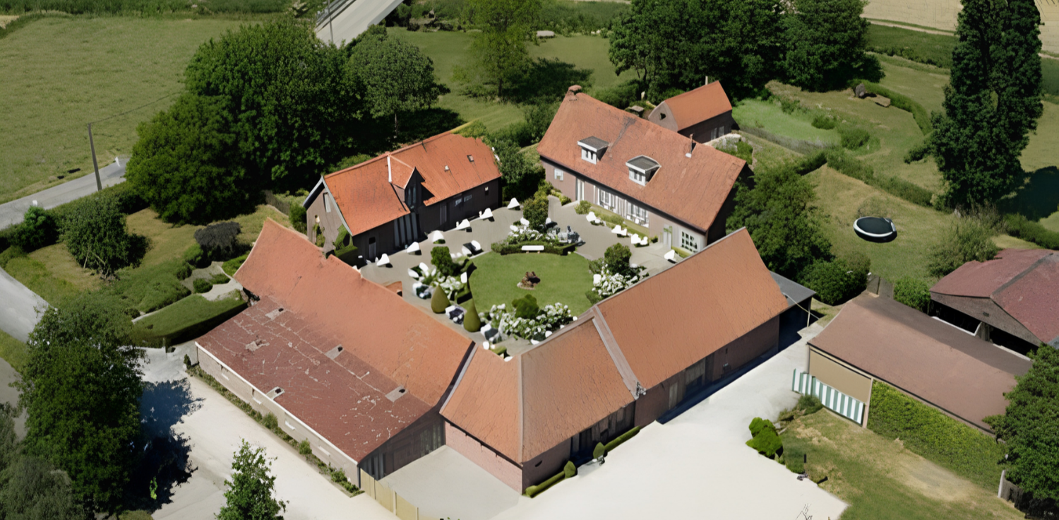 Vue aérienne du Domaine de Ronceval, ferme carrée à Dottignies, lieu de réception de La Gourmandine Traiteur