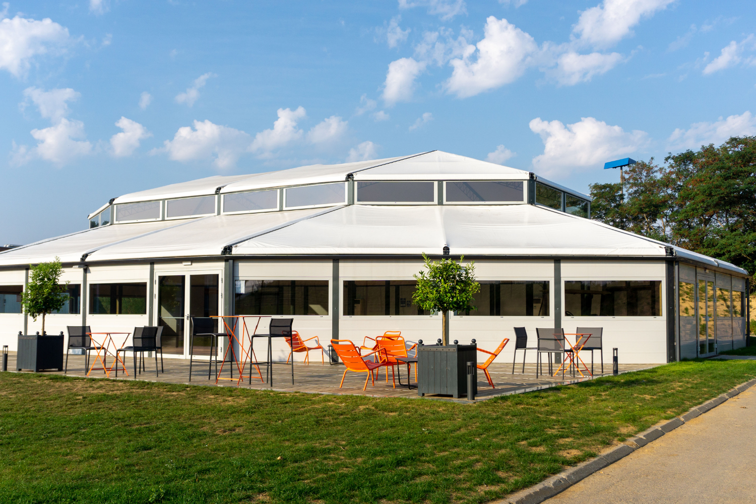 L’Orangerie du Mercure à Lesquin et sa terrasse, lieu de réception près de Lille