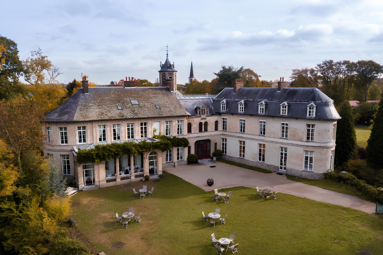 Façade du Château d’Aubry et sa pelouse dressée pour une réception, à Aubry-du-Hainaut