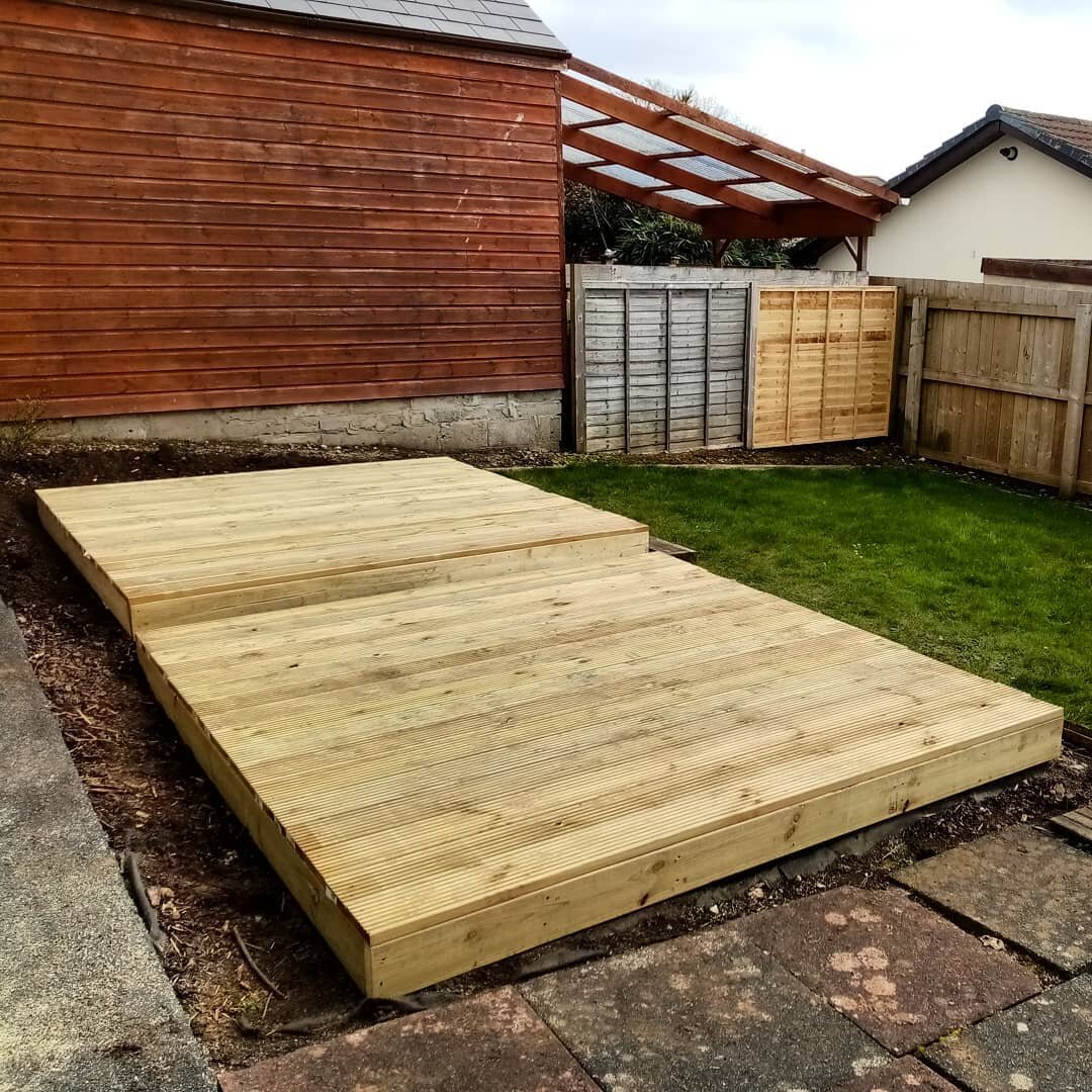 New decking and fence panel installed in Redruth. #freshdigs #freshdigsgardening #gardenmaintenance #gardeningservice #cornwall #redruth #decking #gardendesign