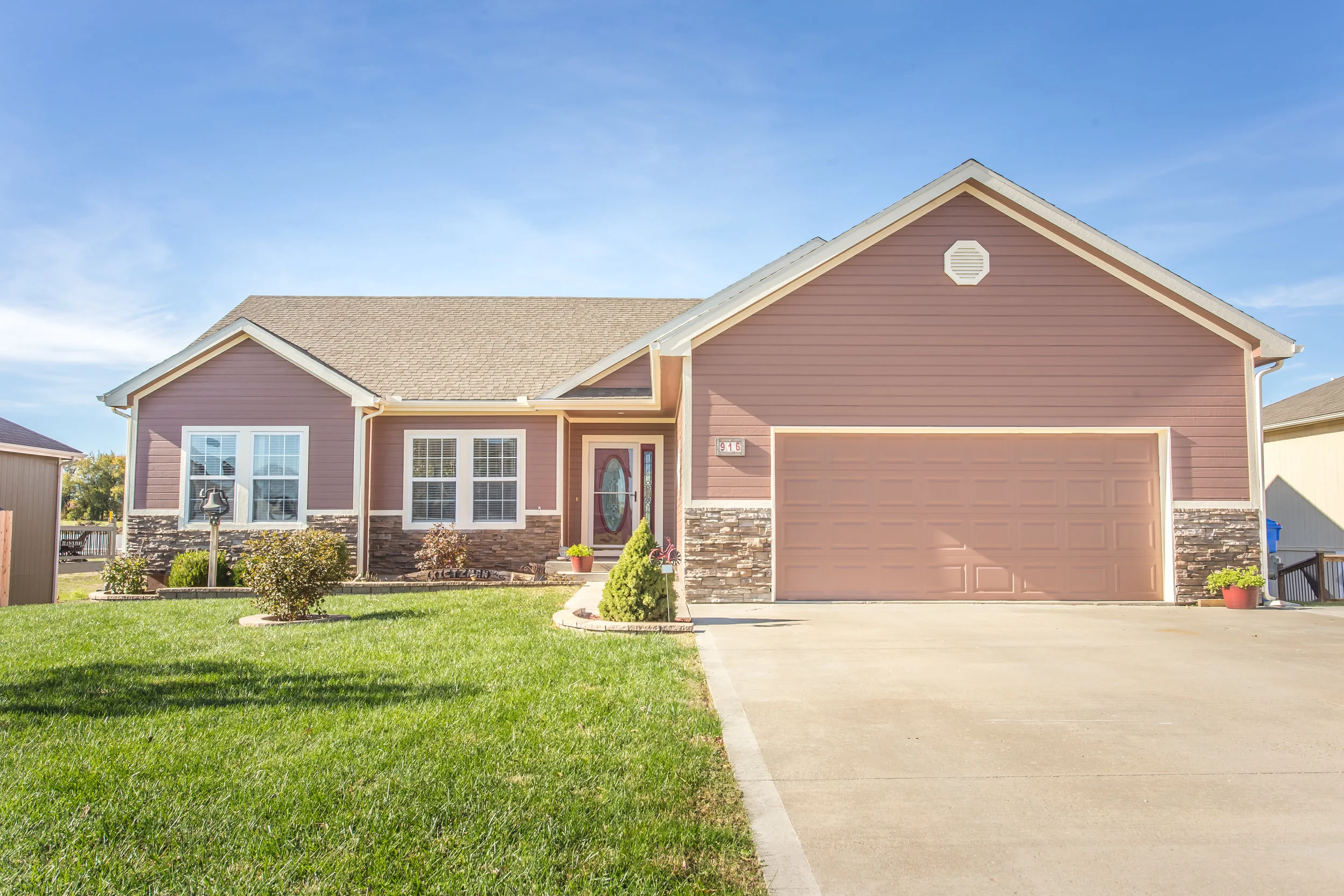 916 Chestnut Dr-1.jpg