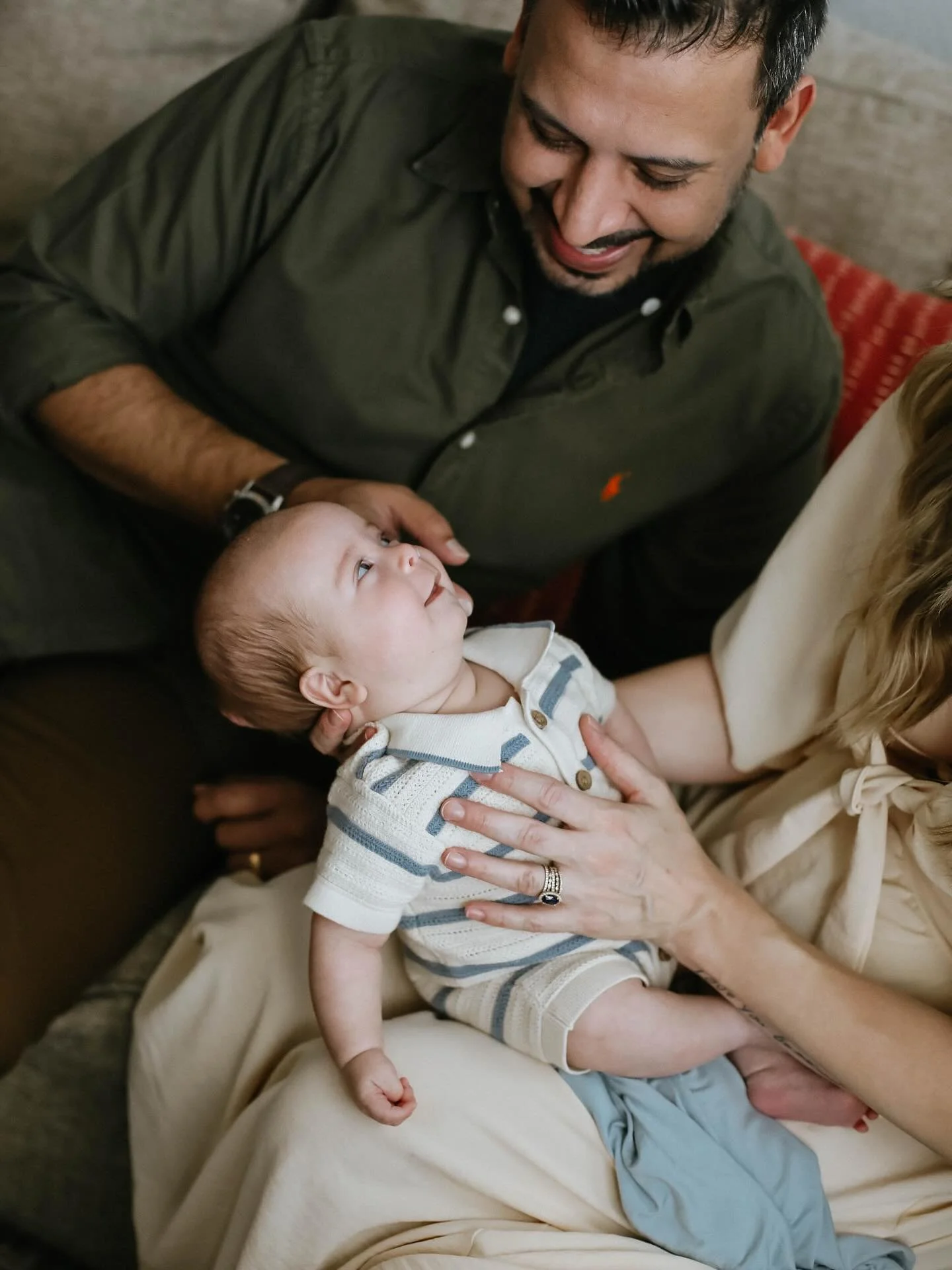 The way he looks at his dad 🥹
The way he holds mom&rsquo;s finger 🥹

&mdash;&mdash;
In home newborn photography session by Austin family photographer - round rock moms - north Austin - portraits