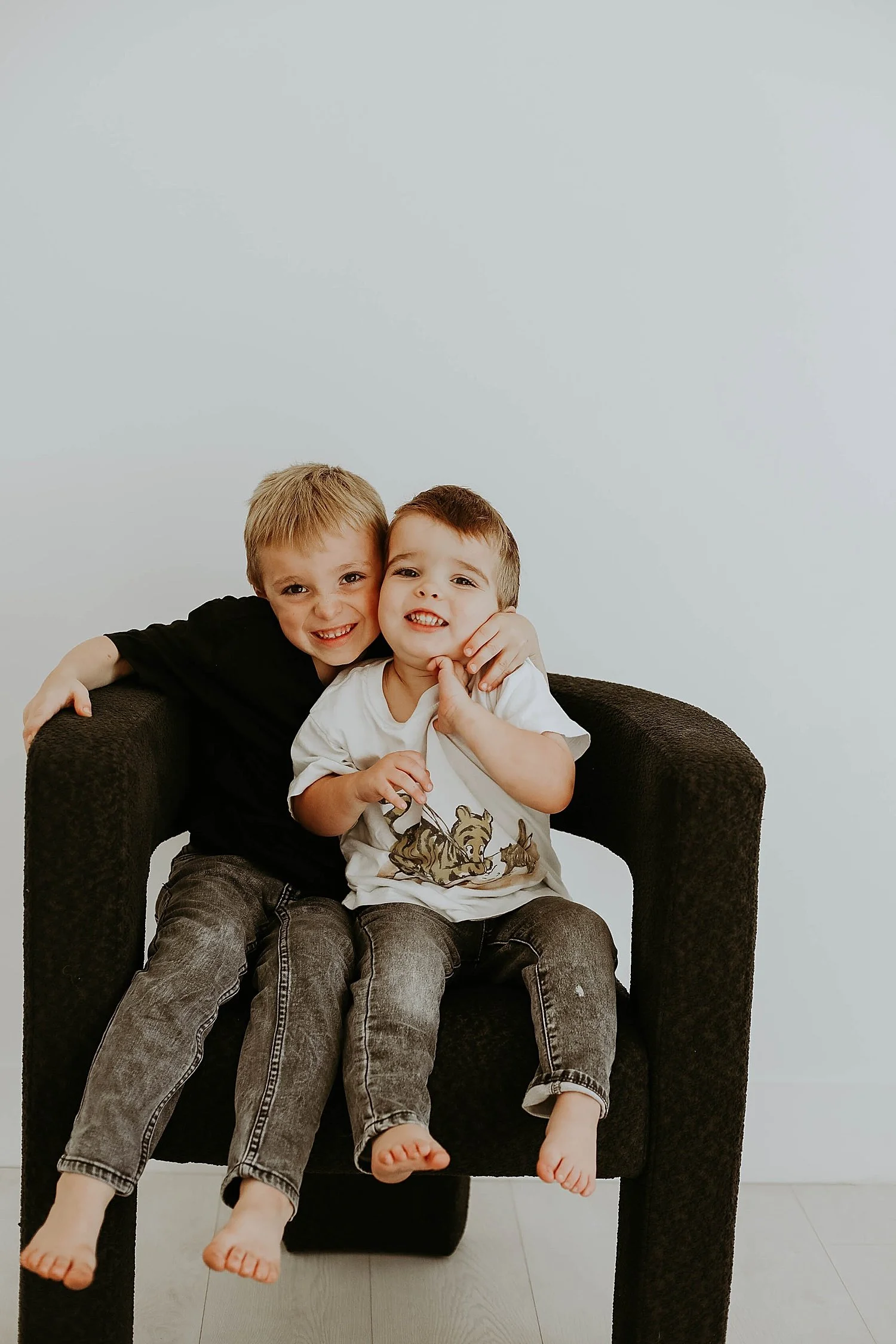  brothers snuggle on a chair in the studio by Jessie Shaw Photo 