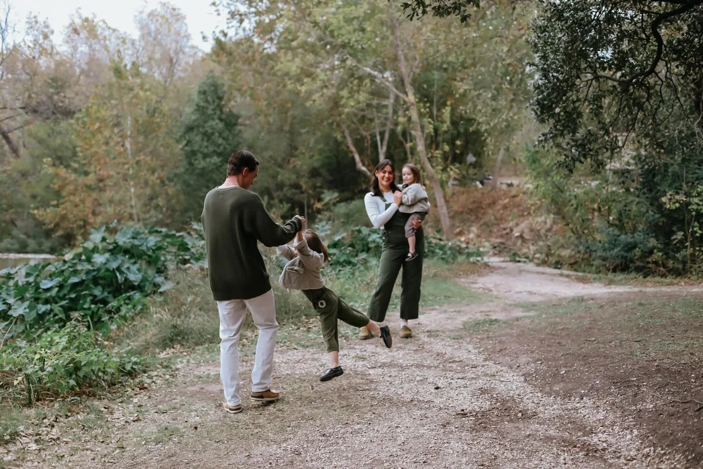 I can&rsquo;t wait to post more from this freakin&rsquo; adorable family soon 😍 we had the fog, the orange trees and alllll the little giggles. Ugh. The best !!! 

More soon&hellip;

&mdash;
@laurentaylorprince @mamabarrefitness 
Austin family photo