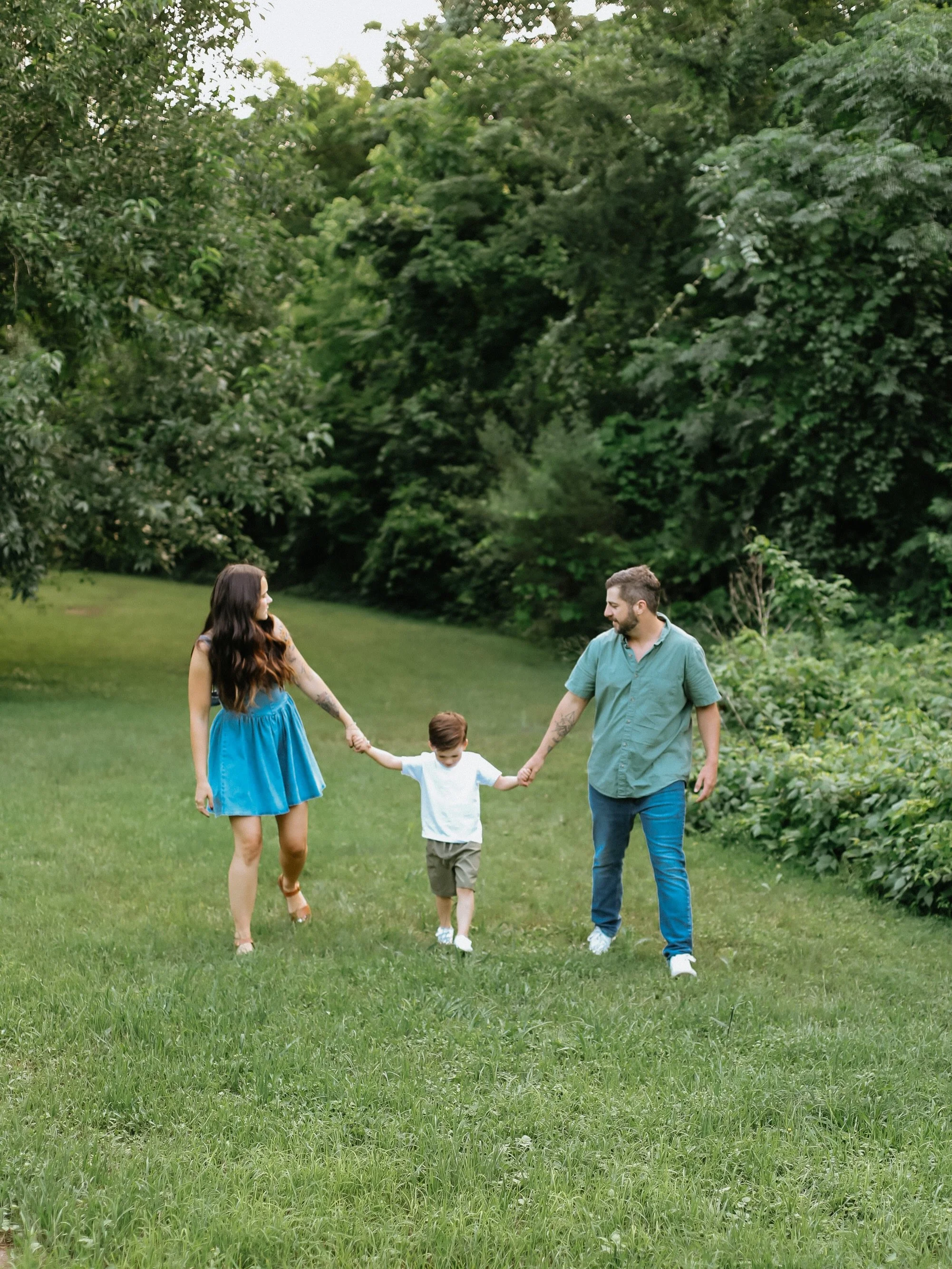Capping out the Spring with the most beautiful family sessions 😍 @justina.spinn and her family met up with me last month before the heat of the summer really caught up to us and we had the best time taking photos in the golden hour light. Forever ob