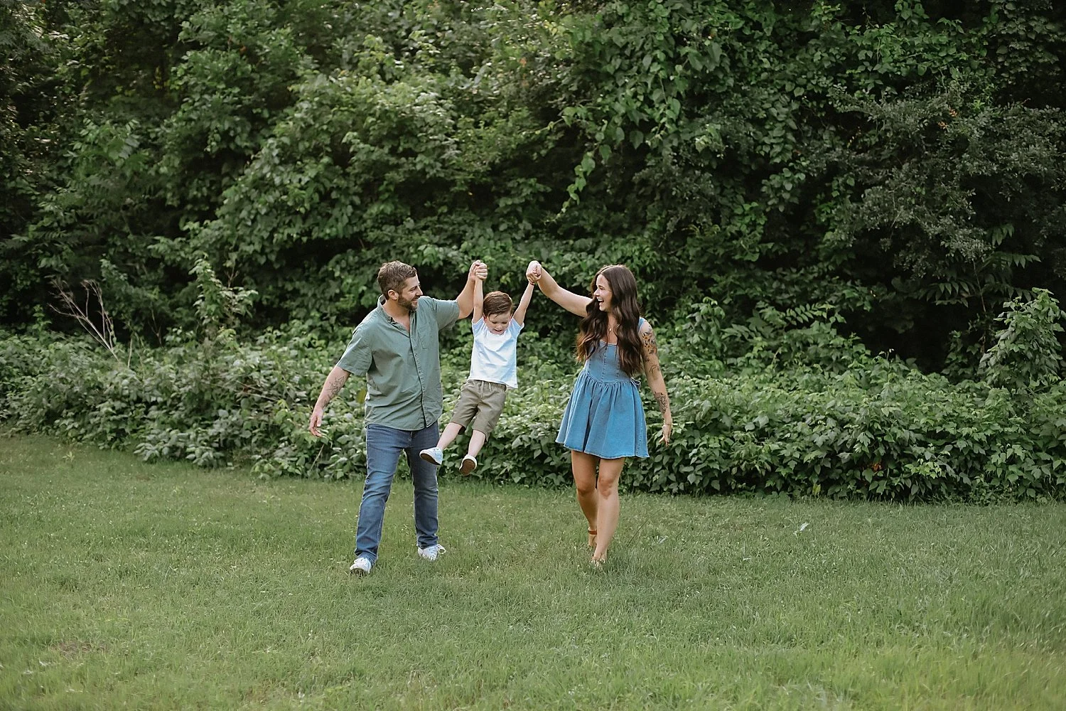  parents swing kid between them showing what to bring to your mini session 