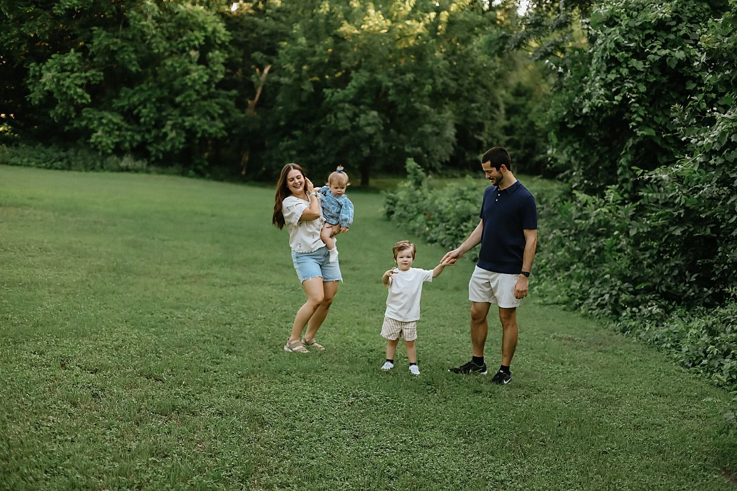  dad holds son’s hands in park by Round Rock photographer 