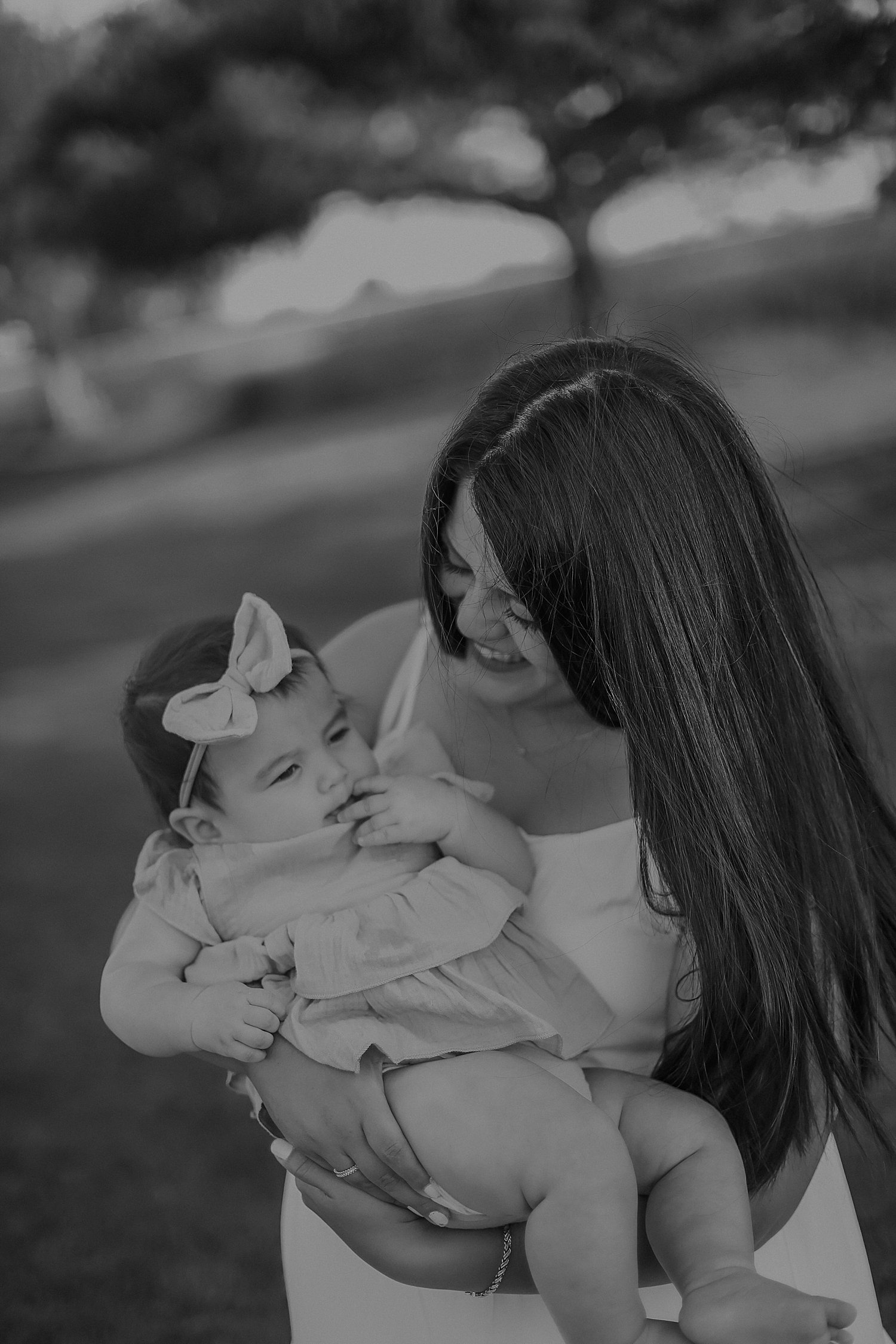  mother snuggles her baby daughter for Spring session at Old Settlers Park 