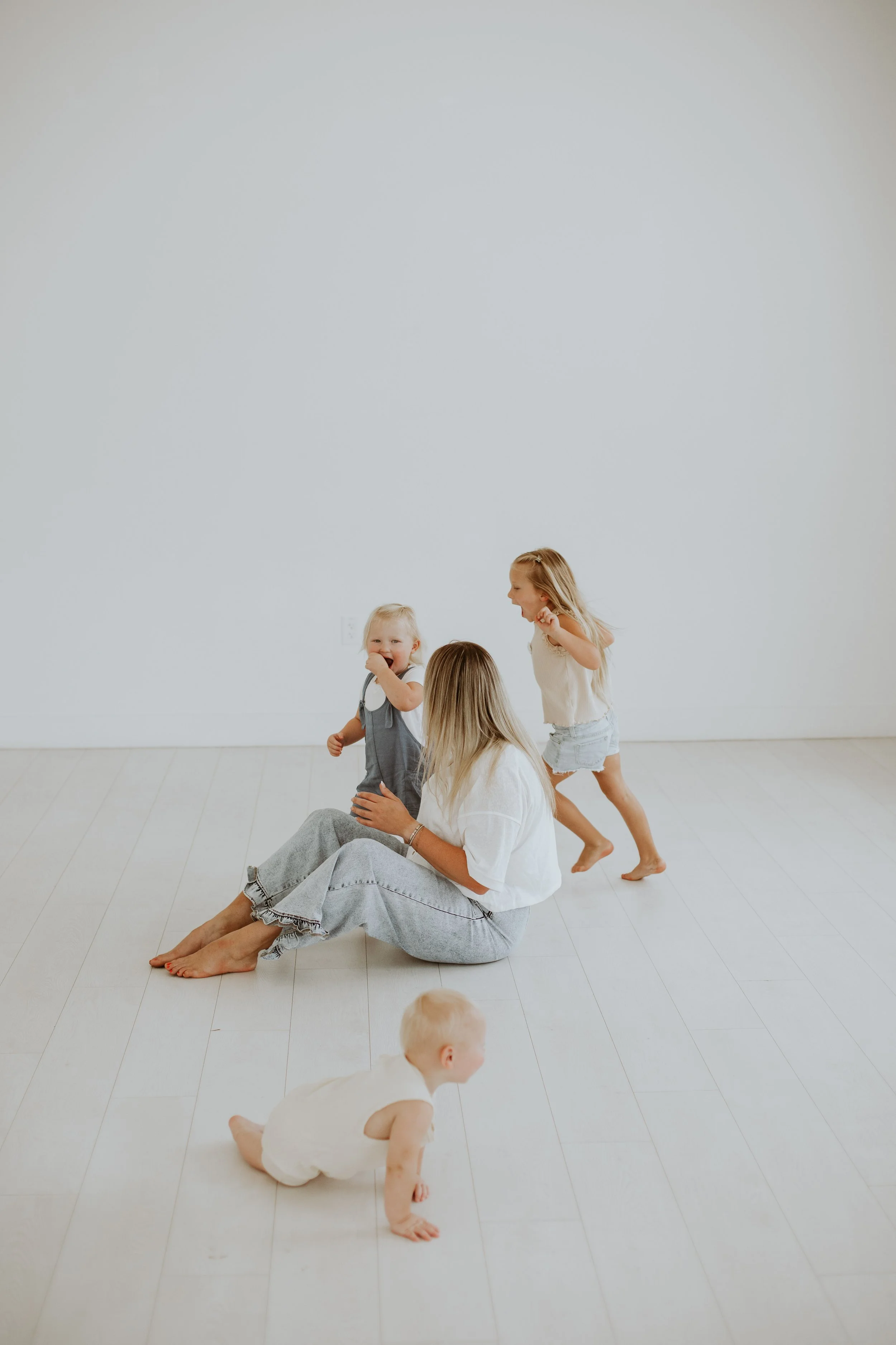 mom with kids in studio by Jessie Shaw Photo