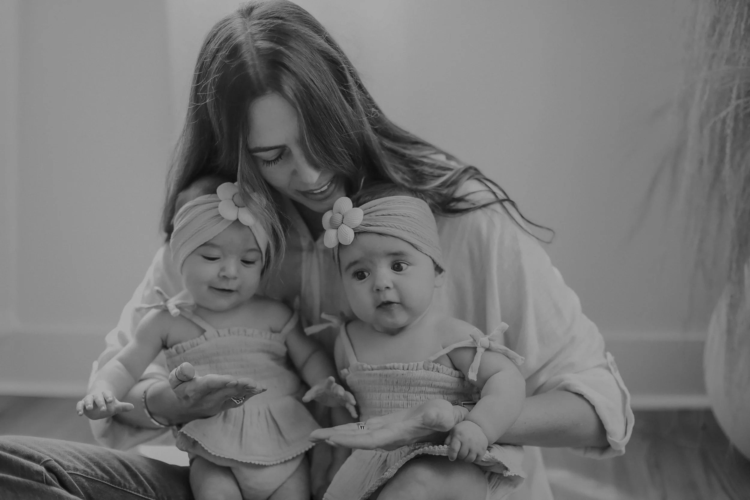 mom snuggles her twin babies by Austin Family photographer