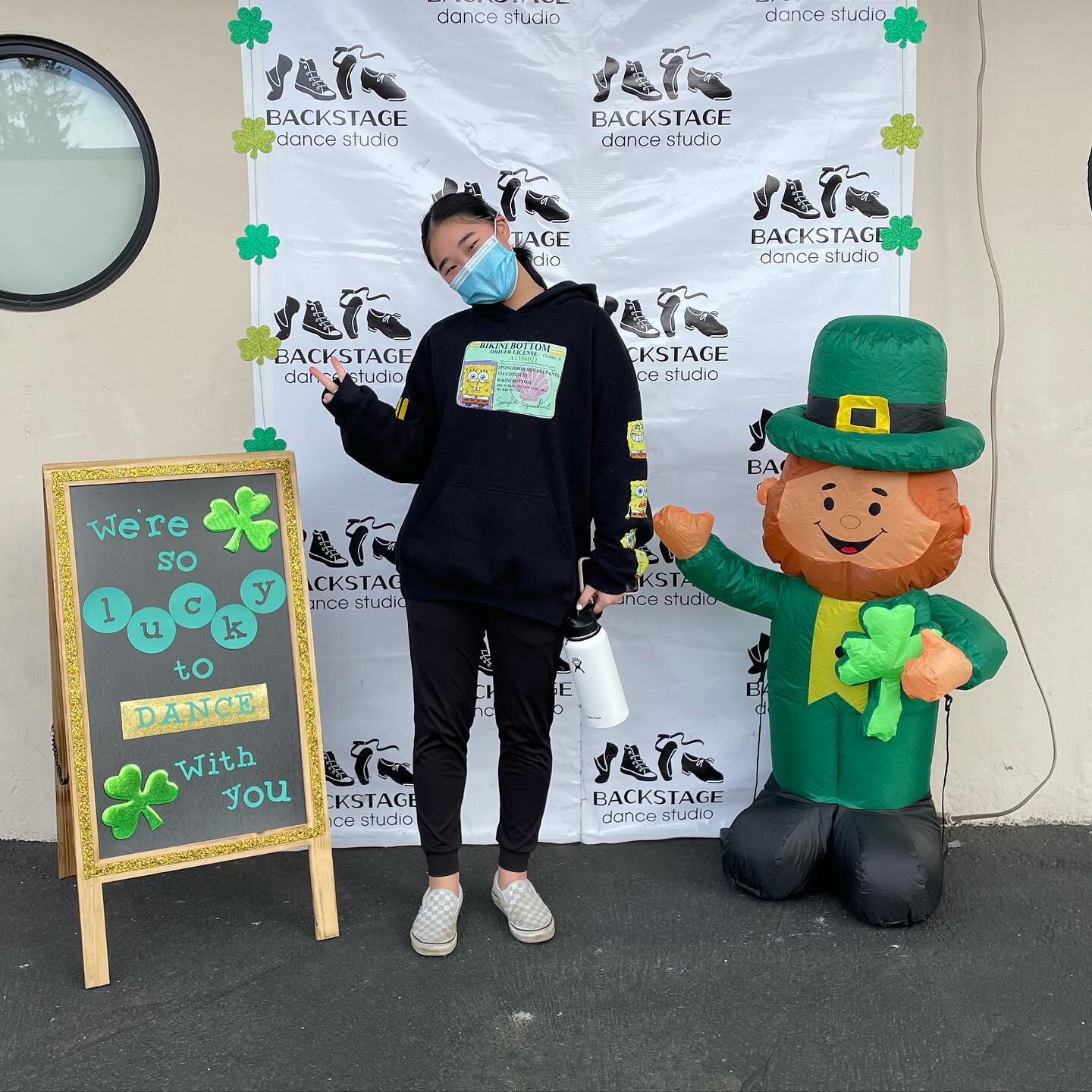 Happy St. Patrick&rsquo;s Day!! Keep showing up with your green and gold this week!
🍀 
💛
#greenandgold #stpatricksday #feelinglucky #potofgold #4leafclover #dance #dancestudio #stpatricksday #bds2021