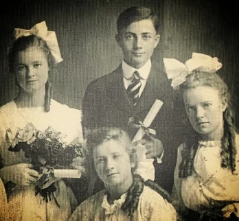 1915 Graduating Class Whittier School