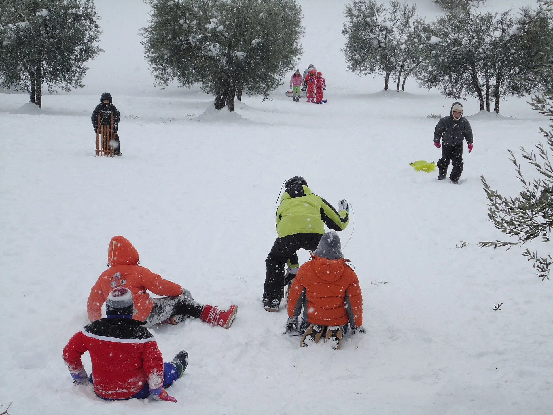 children-on-snow-869526_1920.jpg