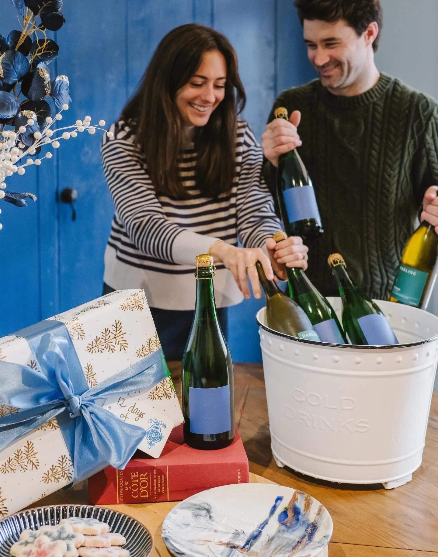 THIS SATURDAY!! 🍾🍾🍾
 
We&rsquo;re celebrating the season and OUR FIRST EVER SPARKLING WINE (!) with fresh oysters, local cheeses, and lots of holiday spirit. 
 
Saturday, December 6th from 5-7 PM @ DARLING Tasting Room
 
*Admission is complimentar