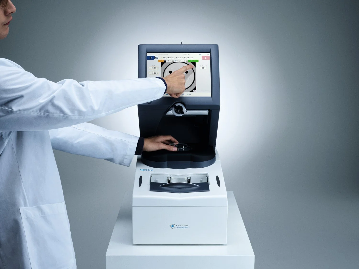 32.-Optician-touching-the-screen-of-Neksia-TCB-while-putting-a-lens-into-the-optical-tracing-chamber-low.jpg